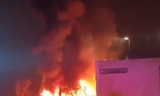 Incendiu la mall-ul din Gheorgheni. Pompierii intervin cu trei autospeciale / S-a închis hypermaket-ul, iar clienții au fost evacuați