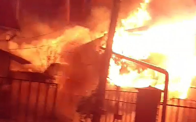 INCENDIU la Someşul Rece: O casă s-a făcut scrum / De la ce ar fi pornit focul