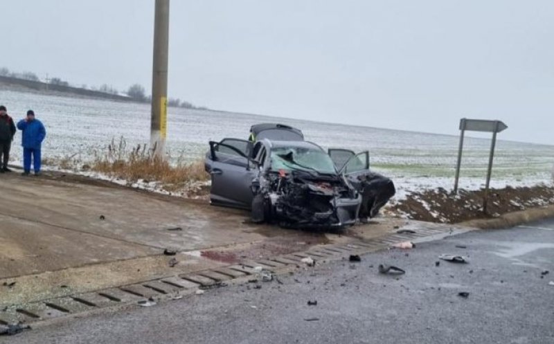 Accident rutier cumplit. Un mort și patru răniți după ce un microbuz s-a ciocnit cu o mașină