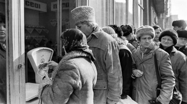 Aproape jumătate dintre români cred că în comunism era mai bine. "Se alimentează, pe fondul atrofierii memoriei colective, alegeri politice nefericite"
