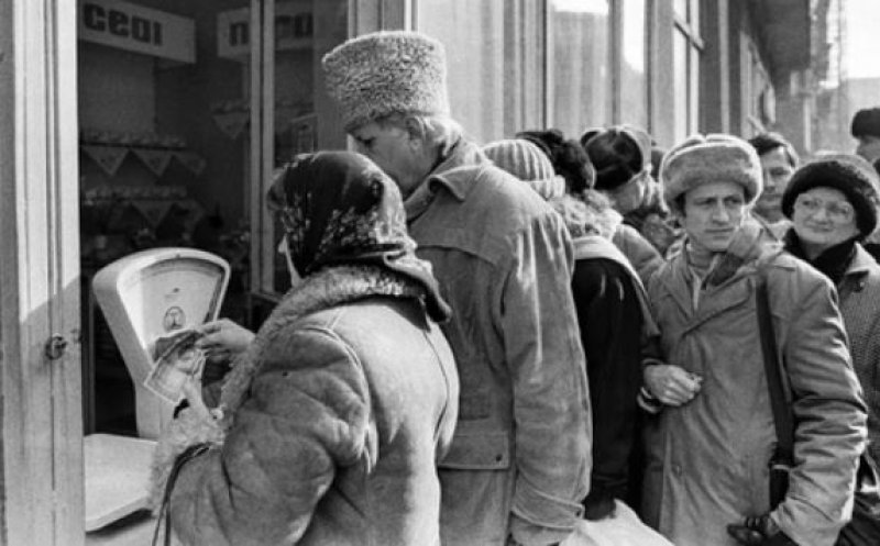 Aproape jumătate dintre români cred că în comunism era mai bine. "Se alimentează, pe fondul atrofierii memoriei colective, alegeri politice nefericite"