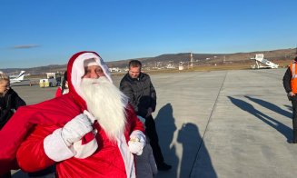Moș Crăciun a aterizat pe Aeroportul Internațional Cluj. Copiii l-au așteptat cu poezii și colinde