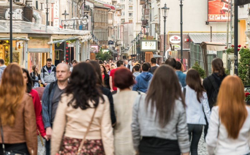 Aproape 70% dintre români declară că au rude în străinătate / 20 % spun că acestea le trimit bani
