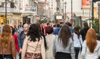 Aproape 70% dintre români declară că au rude în străinătate / 20 % spun că acestea le trimit bani