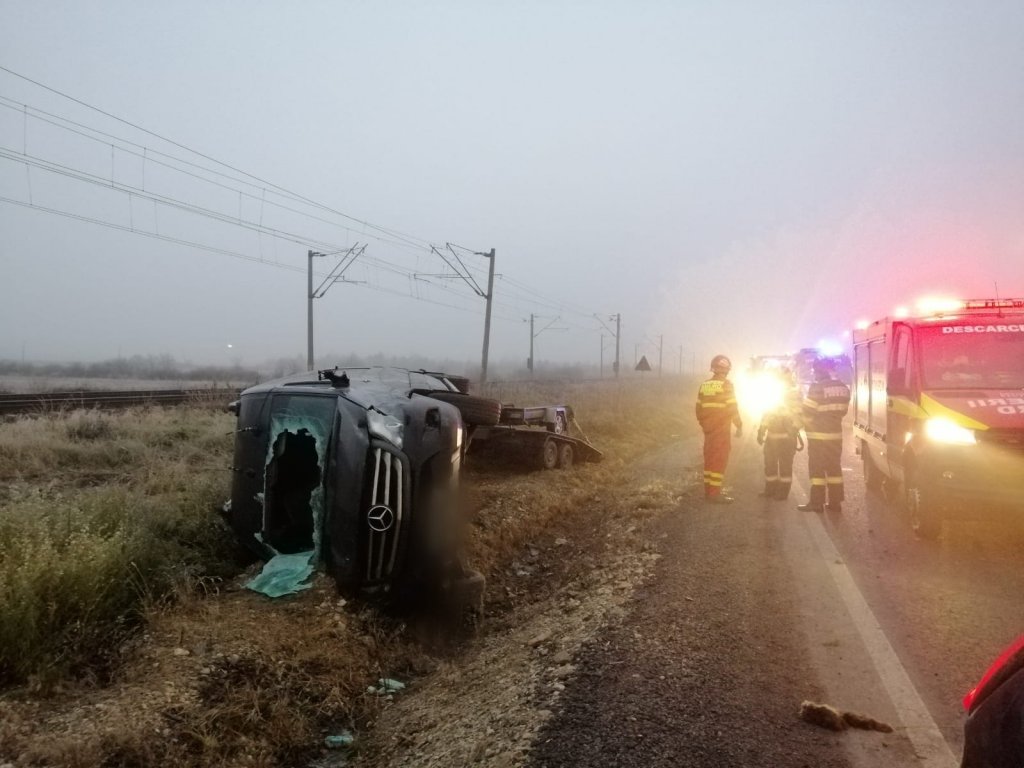 ACCIDENT în judeţul Cluj: Microbuz răsturnat şi victimă cu multiple traumatisme / Cum s-a produs accidentul