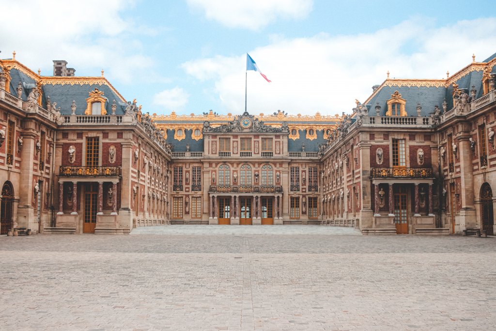 Alertă la Palatul Versailles. Oamenii au fost evacuați în urma unei amenințări cu bombă