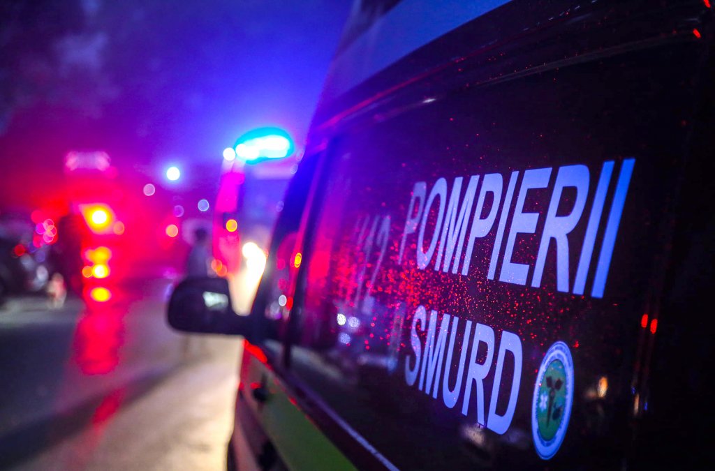 ACCIDENT în județul Cluj: Șoferul unui autocar a lovit 2 mașini care deja avuseseră un accident / 7 persoane implicate