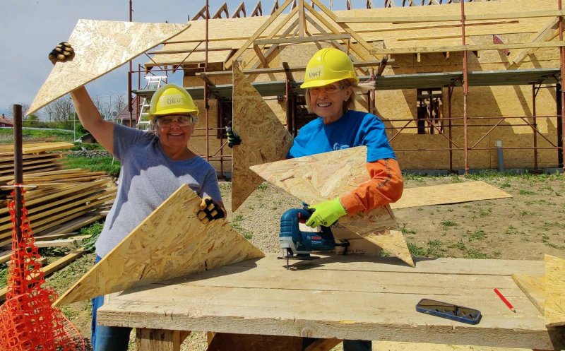300 de voluntari au construit locuințe sociale la Cluj în 2023