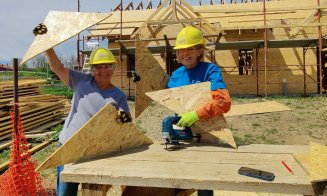 300 de voluntari au construit locuințe sociale la Cluj în 2023