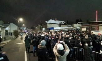 Agitație la porțile stadionului din Gruia. Fanii Universității nu sunt lăsați să intre