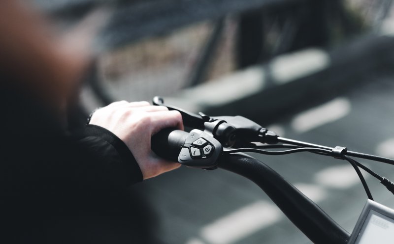 Trei tineri au furat o bicicletă electrică de 1500 de euro din balconul unei locuințe din Cluj-Napoca