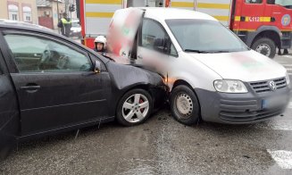 ACCIDENT în Gherla: Unii şoferi nu au treabă cu prioritatea la drumul principal / O tânără a ajuns la spital