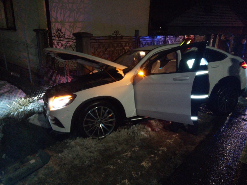 ACCIDENT în judeţul Cluj. O maşină, în şanţ şi o victimă transportată la spital