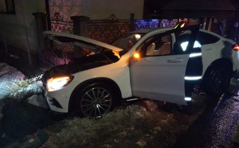 ACCIDENT în judeţul Cluj. O maşină, în şanţ şi o victimă transportată la spital