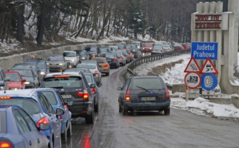 Aglomerație pe Valea Prahovei în a doua zi de Crăciun. Ce alternative recomandă Poliția