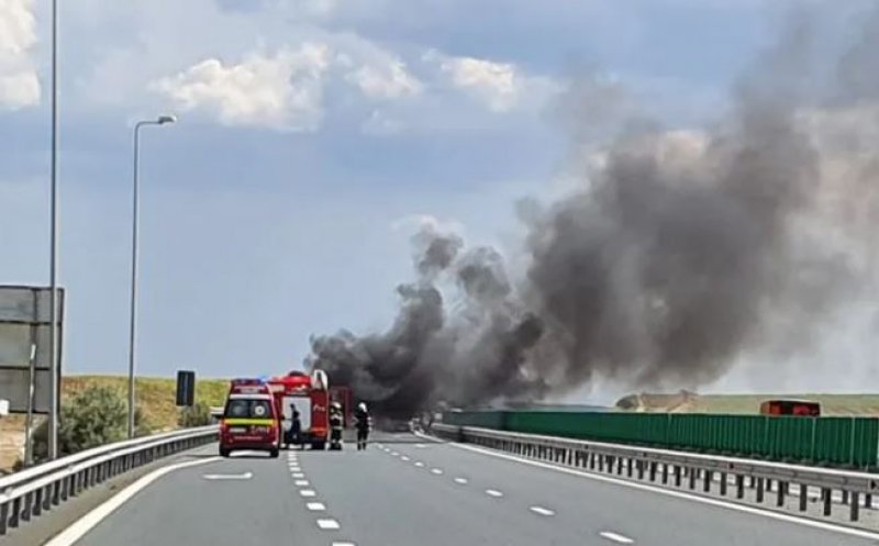 Mașină cuprinsă de flăcări pe A3, lângă Târgu Mureş. Traficul dinspre Cluj, blocat temporar