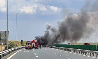 Mașină cuprinsă de flăcări pe A3, lângă Târgu Mureş. Traficul dinspre Cluj, blocat temporar