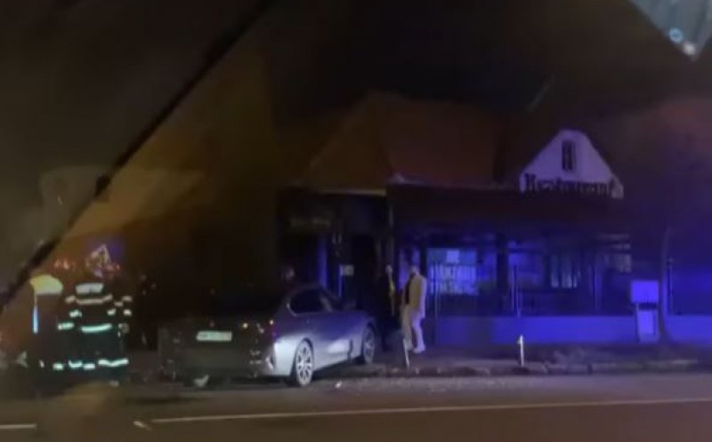 Accident într-o intersecție din Grigorescu: O mașină a ajuns pe trotuar, cealaltă în indicatorul de la trecerea de pietoni