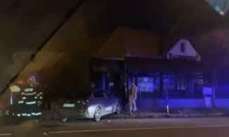 Accident într-o intersecție din Grigorescu: O mașină a ajuns pe trotuar, cealaltă în indicatorul de la trecerea de pietoni