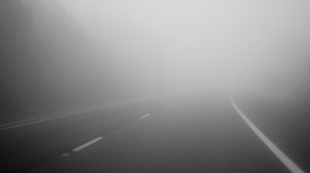 Atenție, șoferi! Ceață pe mai multe drumuri din Cluj / "Vizibilitatea în trafic sub 200 de metri"