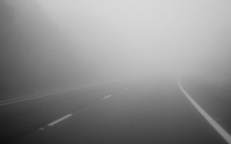 Atenție, șoferi! Ceață pe mai multe drumuri din Cluj / "Vizibilitatea în trafic sub 200 de metri"