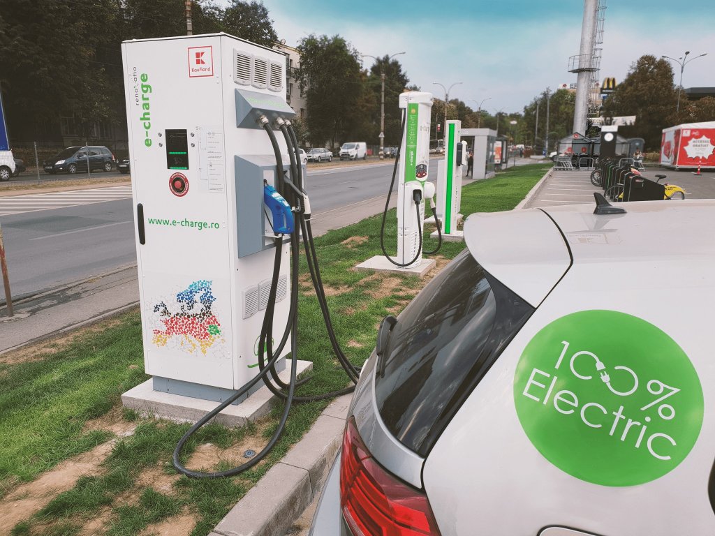 Afacerea începutului de an: OMV Petrom cumpără Renovatio, cea mai mare reţea de încărcare pentru vehicule electrice din România