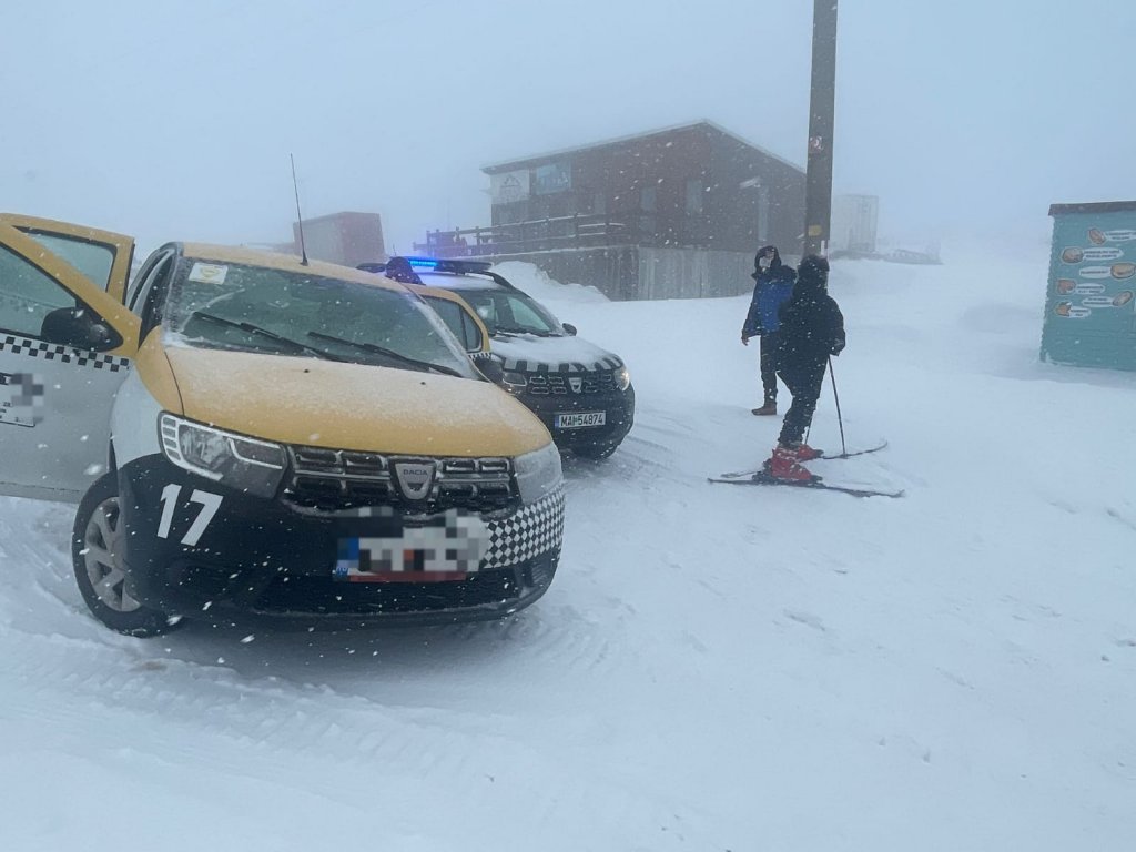 Tupeu "level 100". Un taximetrist a urcat pe pârtie cu mașina să lase un client