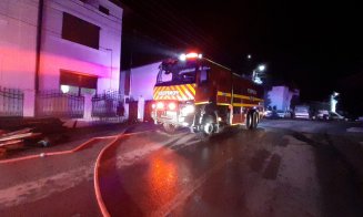 Un atelier de prelucrare a lemnului din Sic, mistuit de un incendiu. Pompierii s-au luptat 6 ore cu flăcările