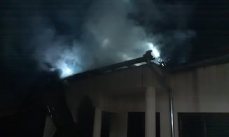 Un atelier de prelucrare a lemnului din Sic, mistuit de un incendiu. Pompierii s-au luptat 6 ore cu flăcările