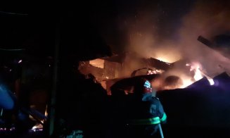 Un atelier de prelucrare a lemnului din Sic, mistuit de un incendiu. Pompierii s-au luptat 6 ore cu flăcările