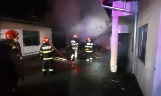 Un atelier de prelucrare a lemnului din Sic, mistuit de un incendiu. Pompierii s-au luptat 6 ore cu flăcările