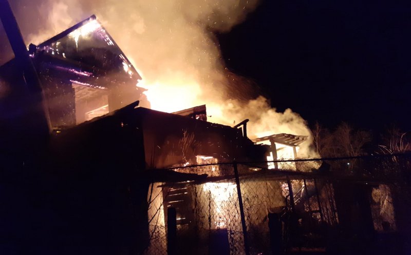 Un atelier de prelucrare a lemnului din Sic, mistuit de un incendiu. Pompierii s-au luptat 6 ore cu flăcările