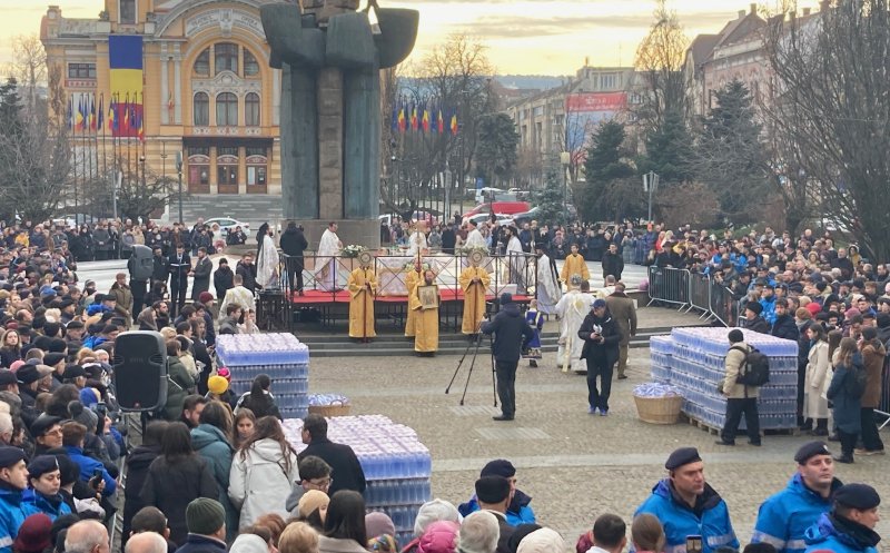 Mii de clujeni, la slubja de Bobotează de la  Catedrala Mitropolitană / Peste 20.000 de sticle cu apă sfințită și porumbei albi