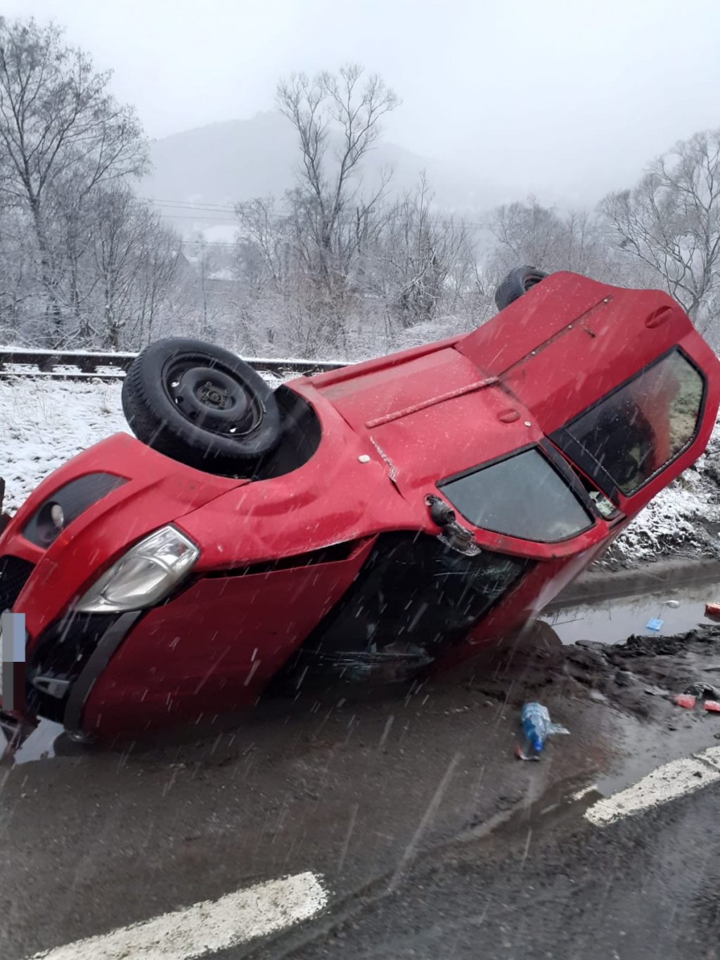 ACCIDENT în judeţul Cluj. Maşină, cu roţile în sus