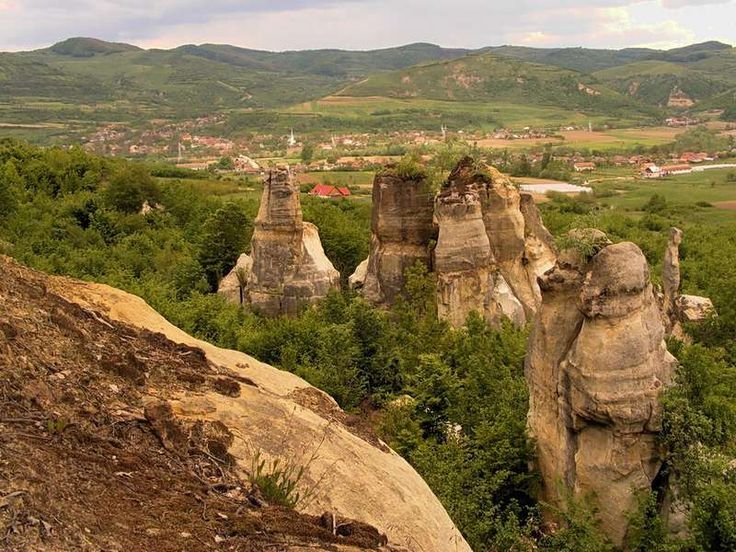 "Meteora" României se numeşte "Grădina Zmeilor" şi se află la doar 70 km de Cluj-Napoca. Îngrămădire spectaculoasă de stânci şi... legende