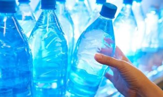 Apa îmbuteliată ar conţine de 100 de ori mai multe particule de plastic decât se credea - studiu