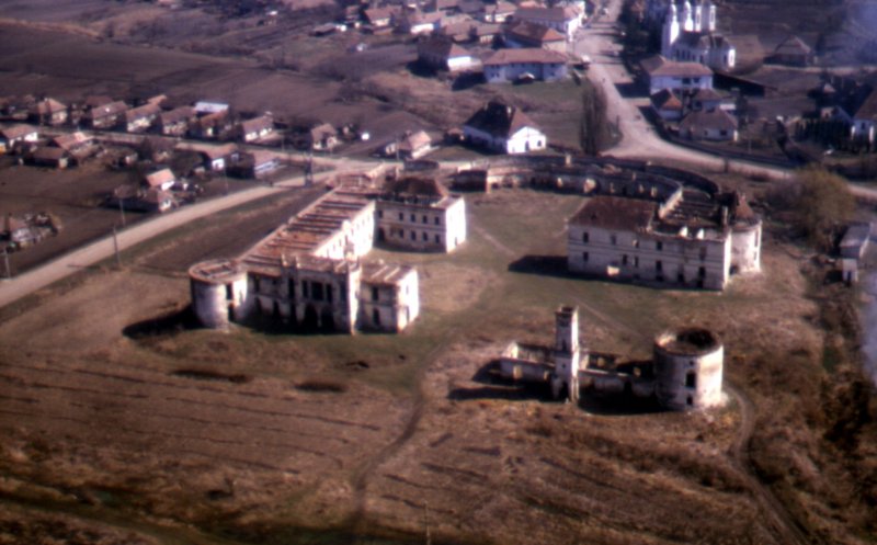 16 ani de lucrări de restaurare la Castelul Bánffy de la Bonțida. IMAGINI atunci vs. acum