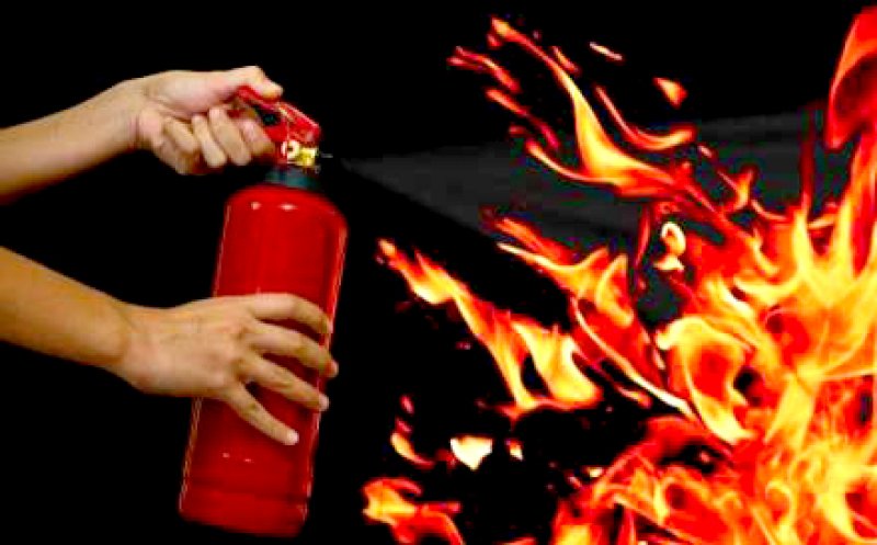 INCENDIU în centrul Clujului, în parkingul de pe Moţilor / Oamenii au stins focul până au ajuns pompierii / Ce spune Boc