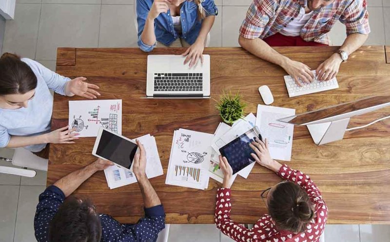 Ce rol va avea inteligența artificială pe piața muncii în 2024. Crește interesul pentru al doilea job
