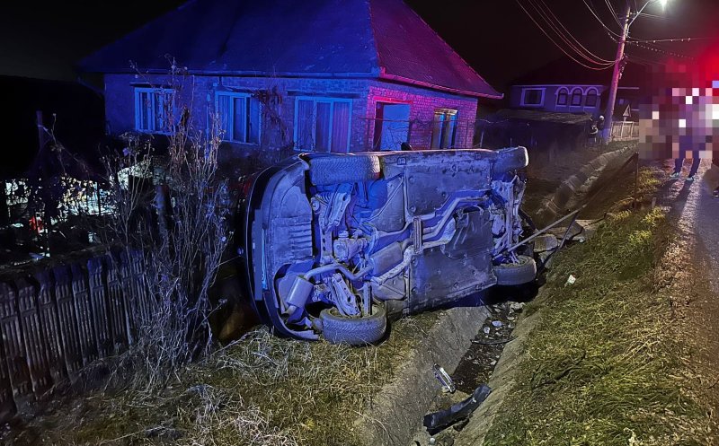 Accident cu 2 răniți în localitatea Mănăstirea. Mașina răsturnată
