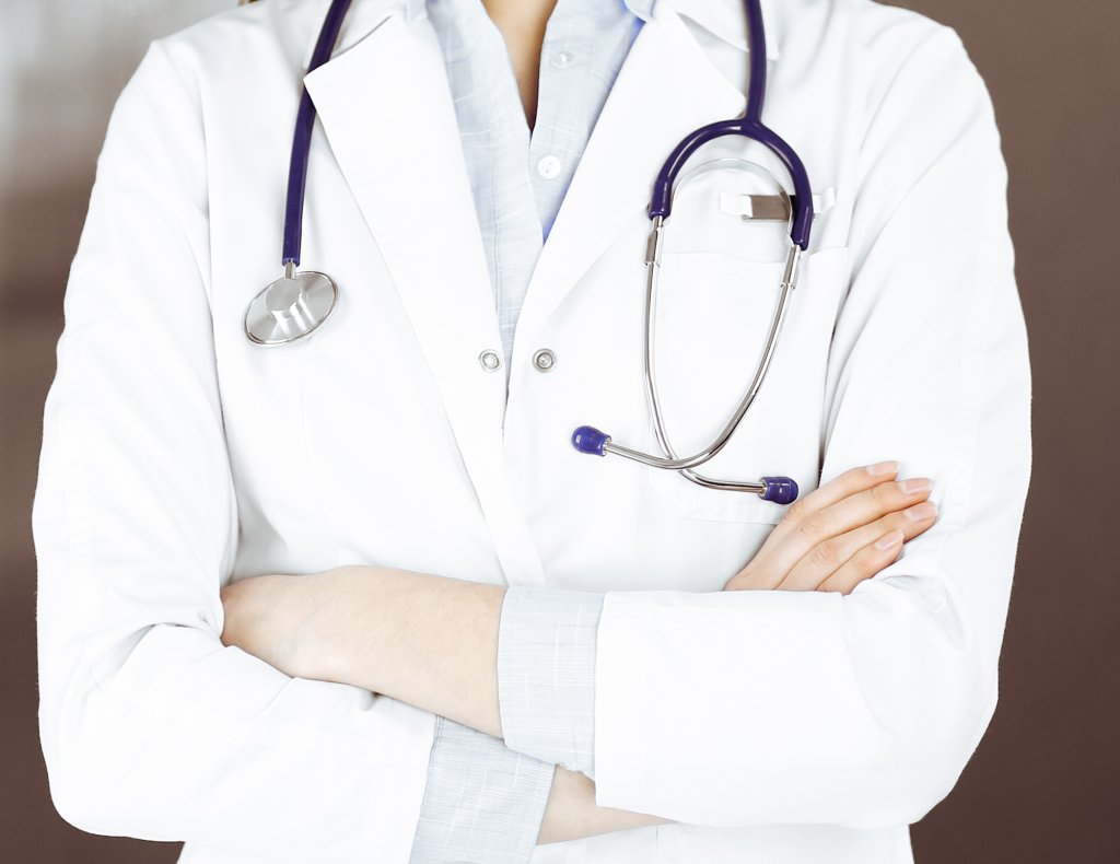Protest în faţa CNAS: "Nu vă bateţi joc de medici!", "Vrem venituri decente!"