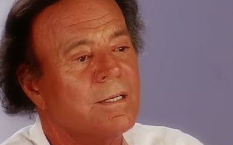 Julio Iglesias, reținut în aeroport. Ce i-au găsit vameșii în bagaje