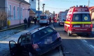 Ambulanță aflată în drum spre Cluj-Napoca, implicată într-un accident