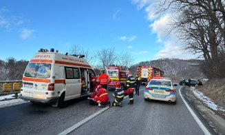 Accident grav între un microbuz și o mașină. A fost solicitată intervenția elicopterului SMURD