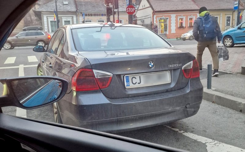 RUPE-ŢI PERMISUL, etapa cu BMW-ul parcat în faţa semaforului, pe banda de circulaţie