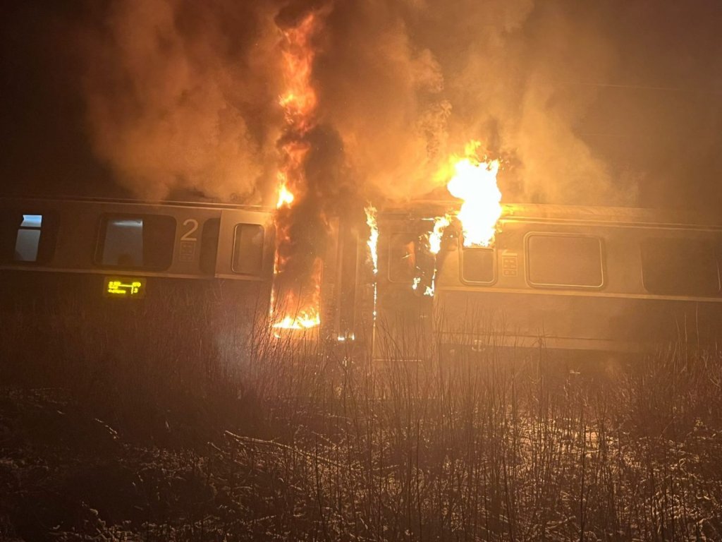 Un tren care trebuia să ajungă la Cluj a luat foc. Traficul feroviar a fost oprit