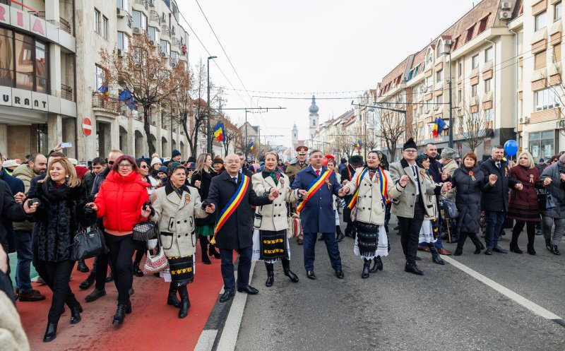 Clujenii s-au prins în horă de Mica Unire, în centrul orașului. Boc și Tișe au dat tonul