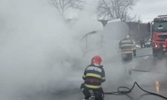 Un microbuz cu 18 pasageri a luat FOC în mers. Care a fost cauza incendiului