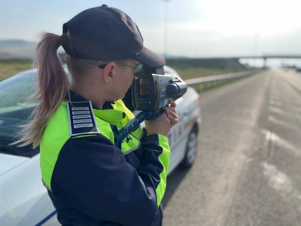 Weekend început în viteză pentru un tânăr șofer din județul vecin. A fost prins cu 230 km/h. Ce amendă a primit și cât rămâne pieton