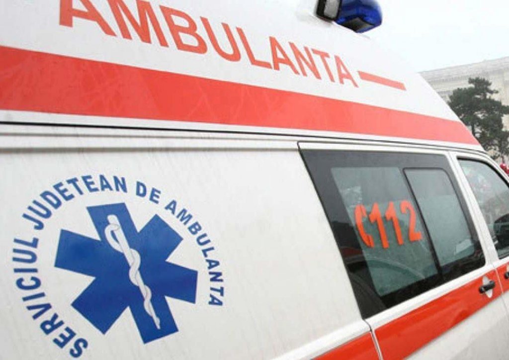 Mașină răsturnată pe o stradă din Cluj-Napoca. Un bărbat primește îngrijiri medicale